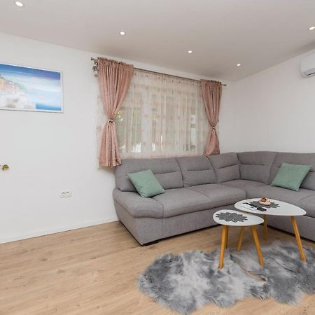 Apartment Strawberry Makarska Bagian luar foto