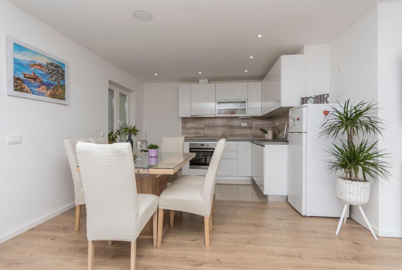 Apartment Strawberry Makarska Bagian luar foto